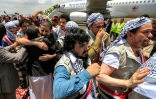 Des prisonniers Houthis libérés dans le cadre d'un accord d'échange, à leur arrivée à l'aéroport de Sanaa, le 14 avril 2023 au Yémen