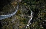 Vue aérienne du pont pédestre le plus long du monde (516 m), 175 m au-dessus de la rivière Paiva, à Arouca, dans le nord du Portugal, le 29 avril 2021