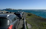 Véhicules stationnés au parc national des calanques, photo du 17 mars 2021 à Marseille.