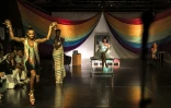 Alessandro Monteiro (d), Walter Pires (c) et Stephan Santos (g) jouent le 30 mai 2026 à Mindelo lors de la représentation d'une pièce de théâtre portant sur la vie de la communauté LGBT+ au Cap-Vert