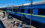 Un train ukrainien touché par une frappe russe à Kherson (sud) le 3 mai 2023
