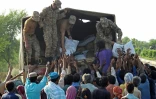 Distribution d'aide alimentaire aux habitants touchés par les inondations, le 28 août 2022 à Shikarpur, dans la province du Sind, au Pakistan