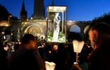 Des pèlerins, masqués, assistent à une procession aux flambeaux à Lourdes, le 14 août 2020