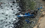 L'accès à l'épave du bus accidenté restait difficile pour les secours, en raison de la marée, le 03 janvier 2018 dans la région de Lima