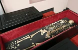 Un cercueil contenant les restes attribués au tsar Samouil, l'un des derniers souverains bulgares avant la domination byzantine, lors d'une cérémonie de restitution par la Grèce au musée byzantin de Thessalonique, le 3 octobre 2026