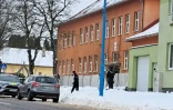 Des policiers devant le lycée de Spisska Stara Ves, après une attaque au couteau, le 16 janvier 2025 en Slovaquie
