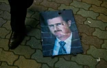 Portrait du président déchu Bachar al-Assad sur le sol le 13 décembre 2024, à Alep, en Syrie 