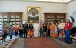 Photo diffusée le 1er avril par le Vatican du pape François (c) entourés par des représentants amérindiens