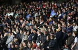Le public observe une minute de silence au stade Eden Park en hommage aux victimes d'une fusillade dans le centre d'Auckland, avant le coup d'envoi de la Coupe du monde féminine de football, le 20 juillet 2023 en Nouvelle-Zélande
