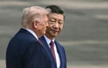 Le président chinois Xi Jinping (d) et le président américain Donald Trump lors d'une cérémonie d'accueil au Grand Palais du Peuple à Pékin, le 14 mai 2026