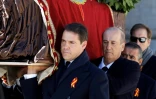 Des membres de la famille du dictateur Francisco Franco, dont le prince Louis Alphonse de Bourbon (G) et Francis Franco (C), transportent son cercueil hors du mausolée du Valle de los Caidos près de Madrid, le 24 octobre 2019