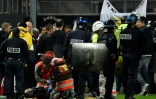 Les services de secours prennent en charge les blessés lors du match Amiens-Lille au stade de la Licorne, le 30 septembre 2017