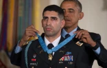 Florent Groberg le 12 novembre 2015 à Washington, à la Maison Blanche, décoré par Barack Obama