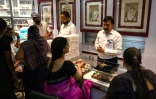 Des clientes dans une bijouterie de Bombay, le 11 octobre 2021 en Inde