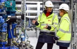 La PDG de GSK Emma Walmsley (g) et la Première ministre de l'Écosse Nicola Sturgeon sur le site de Montrose en Écosse, le 22 octobre 2018  