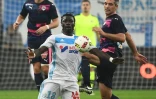 L'attaquant de l'OM Bafétimbi Gomis (c) contrôle le ballon face  aux Girondins de Bordeaux au Vélodrome, le 30 octobre 2016