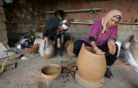 Sabiha Ayari, une potière tunisienne, travaille à la fabrication d'une jarre le 14 mars 2019 en Tunisie