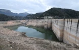 Le barrage de Sau, à très faible niveau d'eau, dans la province de Gérone en Catalogne, le 15 janvier 2024