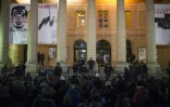 Les intermittents du spectacle rassemblés devant le théâtre de l'Odeon le 28 avril 2016 à Paris