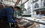 Un forgeron reproduit des gestes médiévaux devant la basilique Saint-Denis le 5 juin 2020 dans le cadre d'atelier