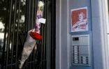 Des fleurs déposées à l'entrée de l'ancien immeuble de la retraitée Maricarmen Abascal, expulsée de son logement et décédée la veille, le 8 septembre 2026 à Madrid
