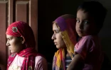 Des femmes pleurent la mort de trois soeurs et deux de leurs enfants retrouvés dans un puits, au domicile de la famille, le 31 mai 2022 à Chhapya, dans l'Etat du Rajasthan, en Inde