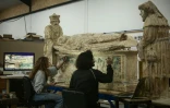 Des artistes travaillent sur des copies de sculptures périgourdines de la Renaissance du château de Biron, à l'Atelier des fac-similés du Périgord, le 16 septembre 2024 à Montignac, en Dordogne