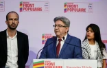 Jean-Luc Mélenchon (c), leader du parti de gauche La France Insoumise (LFI) et membre du Nouveau Front populaire (NFP), entouré de l'eurodéputée Rima Hassan (d) et du député LFI Manuel Bompard, après l'annonce des résultats du 1er tour des législatives à La Faïencerie, le 30 juin 2024 à Paris
