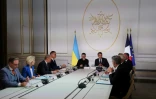 Le président français Emmanuel Macron (d) et son homologue ukrainien Volodymyr Zelensky (g) lors lors du sommet de la Coalition des volontaires à Paris