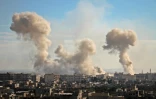 Des panaches de fumée signalant les bombardements du régime syrien sur la Ghouta orientale, un fief rebelle, à Mesraba, le 19 février 2018