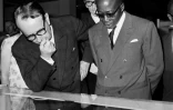Le ministre français de la Culture André Malraux (à gauche) et le président du Sénégal Léopold Sédar Senghor (à droite) à l'ouverture du 1er Festival Mondial des Arts Noirs (FESMAN), le 1er avril 1966 à Dakar
