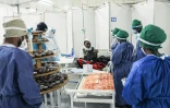 Des soignants servent des gâteaux à des patients du Covid-19 à l'occasion du Nouvel An éthiopien à Addis Ababa (Ethiopie) le 11 septembre 2020