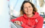 La skipper britannique Samantha Davies pose à bord de son monocoque Imoca « Initiatives-Coeur » avant de prendre le départ pour la quatrième fois du Vendée Globe qui sera donné le 10 novembre 2024 aux Sables d'Olonne