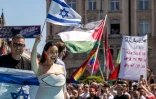La chanteuse israélienne Yuval Raphael (c) arrive sur le tapis turquoise près de l'hôtel de ville de Bâle lors de la cérémonie d'ouverture du Concours Eurovision de la chanson 2025, le 11 mai 2025 en Suisse