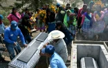 Des proches portent un cercueil lors des funérailles de membres d'un groupe d'autodéfense indigène après une attaque présumée de membres du cartel de la drogue Los Ardillos à Alcozacan, dans l'Etat de Guerrero au Mexique, le 20 mai 2026