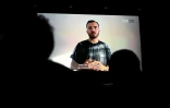Jehad Alshrafi, photographe de l'agence Associated Press (AP), s'exprime par liaison vidéo après avoir reçu le prix du jeune reporter décerné par le jury international lors de l'édition 2026 du prix Bayeux Calvados-Normandie des correspondants de guerre, le 10 octobre 2026