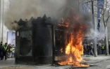 Un kiosque incendié sur les Champs-Elysées le 16 mars 2019 à Paris