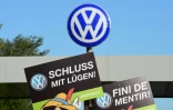 Un activiste tient une banderole devant le siège de Volkswagen à Wolfsburg, le 25 septembre 2015