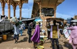 Des clients font leurs courses au marché principal de Niamey, la capitale du Niger, le 8 août 2023