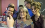 Donna Strickland celèbre son prix Nobel de physique avec ses collègues et étudiants de l'université de Waterloo, dans l'Ontario, au Canada, le 2 octobre 2018