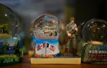 Globes à neige souvenir du débarquement en Normandie, vendus en mai 2019 dans une boutique Saint-Côme-du-Mont
