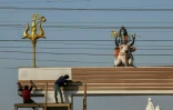 Des ouvriers travaillent sur un site où une réplique du temple de Tirupati est construite avant le festival de la Mela à Prayagraj en Inde, le 11 janvier 2025