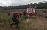Un hélicoptère de la police participe aux opérations de secours près de Brumadinho au Brésil, après la rupture d'un barrage, le 26 janvier 2019