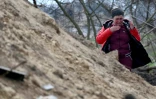 Une femme en larmes après l'exhumation des corps des victimes à Andriïvka, près de Kiev, le 11 avril 2022 en Ukraine