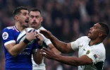 L'arrière français Thomas Ramos (g.) se bat pour le ballon avec l'arrière sud-africain Damian Willemse (d.) lors du match de rugby à XV entre la France et l'Afrique du Sud, à Saint-Denis, le 8 novembre 2025