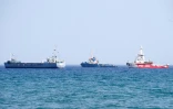 Trois bateaux transportant de l'aide humanitaire pour la bande de Gaza se trouvent le 30 mars 2024 au large du port de Larnaca, dans le sud de Chypre