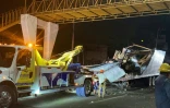 Remorquage d'un camion accidenté dans lequel étaient entassés plusieurs dizaines de migrants, le 9 décembre 2021 à Tuxtla Gutierrez, au Mexique