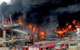 Des pompiers tentent d'éteindre un énorme incendie qui s'est déclaré au port de Beyrouth le 10 septembre 2020