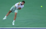 L'Italien Luca Nardi sert contre Novak Djokovic, le 11 mars 2024 à Indian Wells aux Etats-Unis