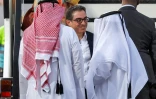 Le citoyen américain Siamak Namazi (centre) est accueilli par des officiels à son arrivée à l'aéroport international de Doha, le 18 septembre 2023
